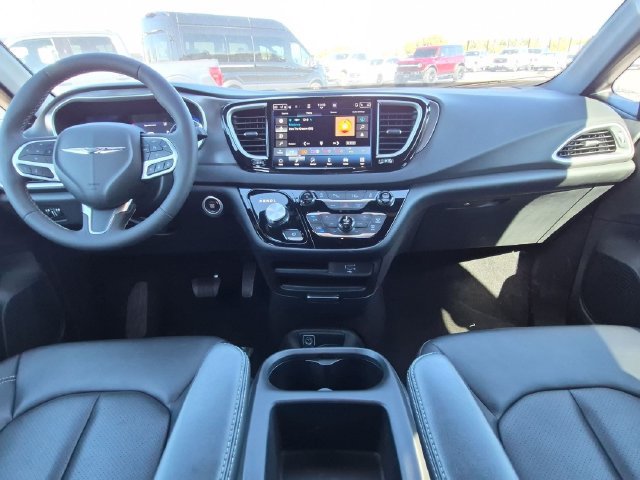 Used 2026 Chrysler Pacifica Select FWD image 13
