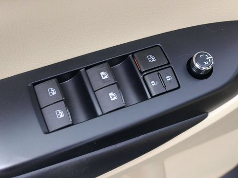 Used 2019 Toyota Highlander XLE FWD image 3