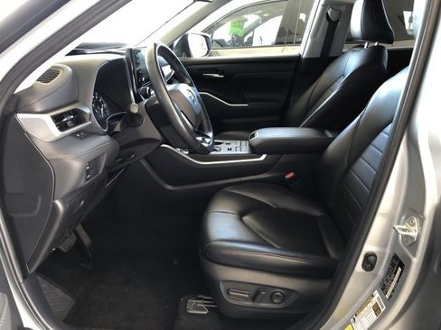 Used 2020 Toyota Highlander XLE image 35