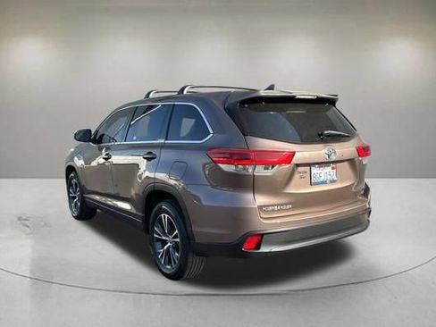 Used 2018 Toyota Highlander Plus w/ Carpet Mat Package (TMS) FWD image 4