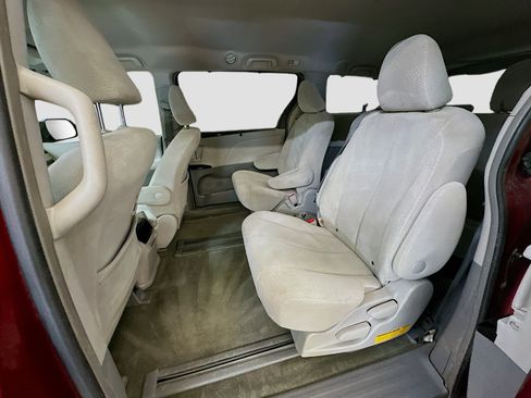 Used 2014 Toyota Sienna LE image 28