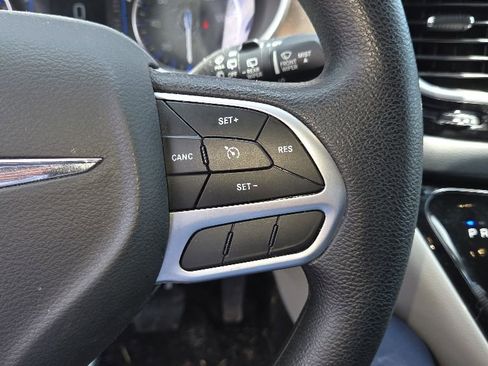 Used 2019 Chrysler Pacifica Touring Plus w/ Tire & Wheel Group FWD image 19