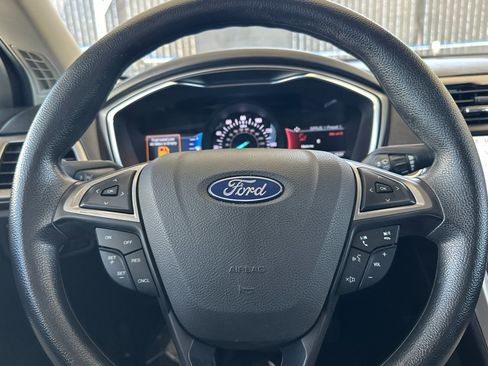 Used 2020 Ford Fusion SE FWD image 22