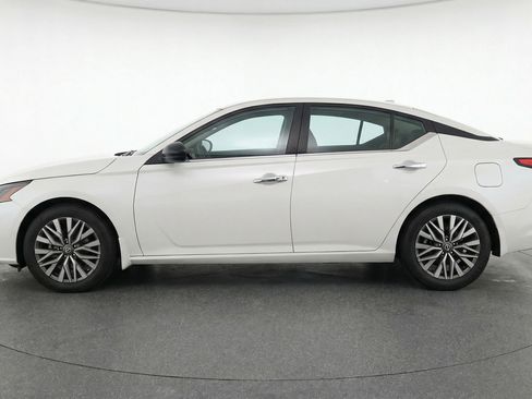 Used 2025 Nissan Altima 2.5 SV image 5