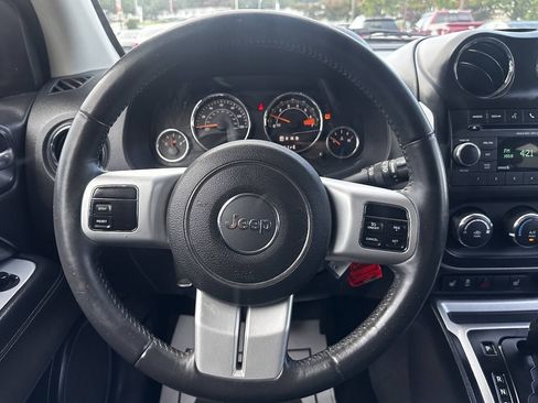 Used 2016 Jeep Compass Latitude FWD image 11