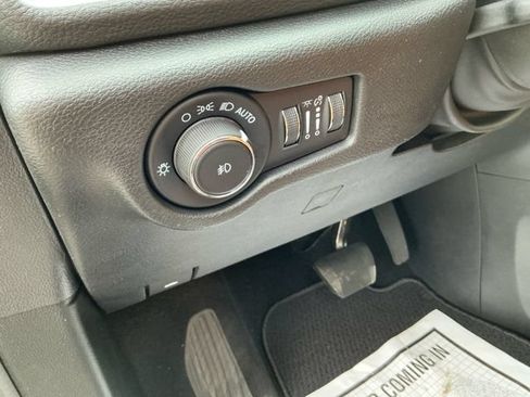 Used 2023 Chrysler Pacifica Pinnacle FWD image 28