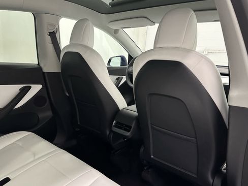 Used 2022 Tesla Model Y Long Range image 19