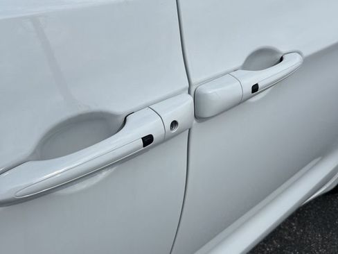 Used 2025 Chrysler Pacifica Select image 19