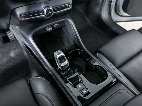 Certified 2025 Volvo XC40 B5 Plus image 18