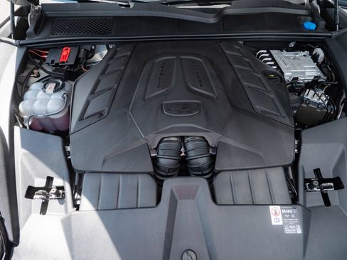 Certified 2025 Porsche Cayenne GTS AWD/4WD image 36