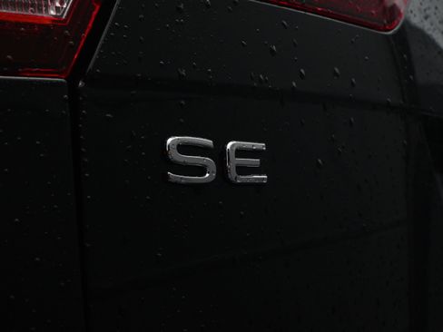 Used 2023 Volkswagen Tiguan SE R-Line image 12