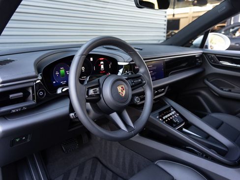 Certified 2026 Porsche Macan 4 Electric AWD/4WD image 4