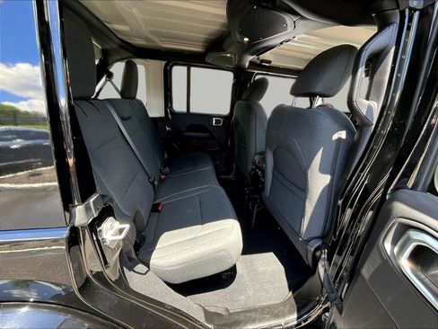 Used 2025 Jeep Wrangler Unlimited Sahara AWD/4WD image 25