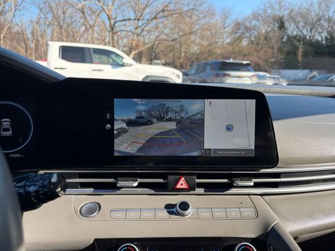 Used 2025 Hyundai Elantra SEL image 17