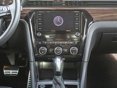 Used 2022 Volkswagen Passat 2.0T image 11