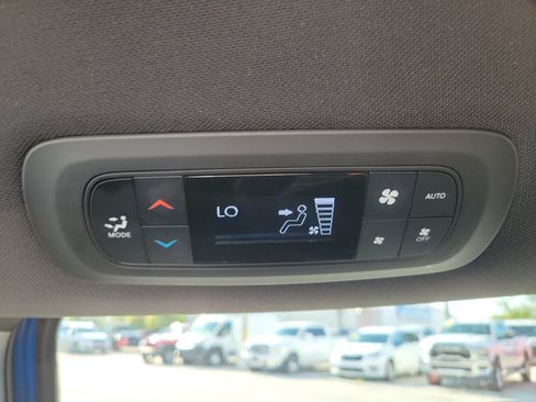 Used 2026 Chrysler Pacifica Select FWD image 10
