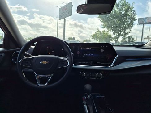 Used 2025 Chevrolet Trax LT w/ LT Convenience Package FWD image 25