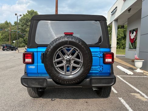 Used 2025 Jeep Wrangler Sport AWD/4WD image 8