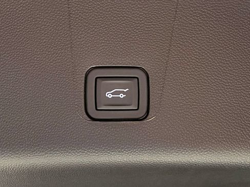 Used 2023 Chevrolet Traverse LT FWD image 13