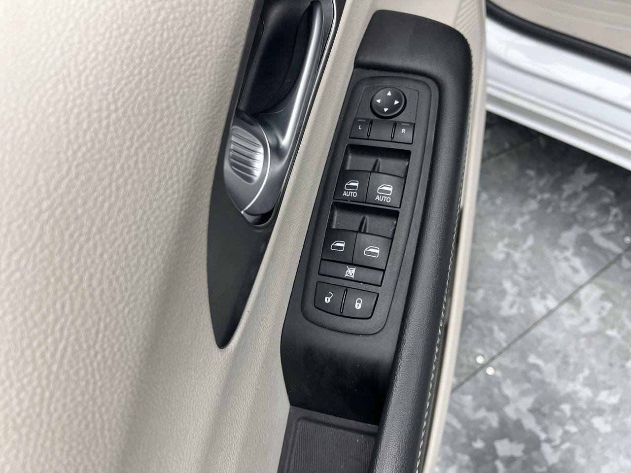 Used 2024 Chrysler Pacifica Touring-L FWD image 7