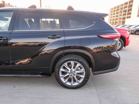 Used 2023 Toyota Highlander Limited FWD image 8