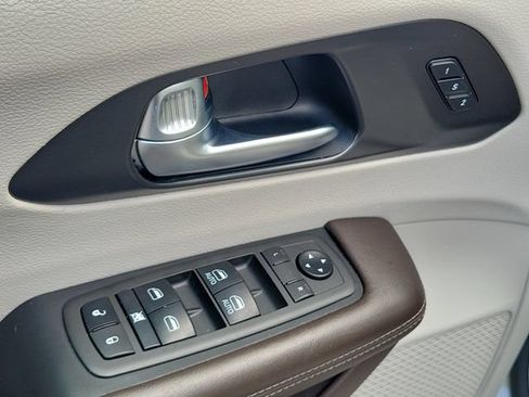 Used 2021 Chrysler Pacifica Touring-L FWD image 22