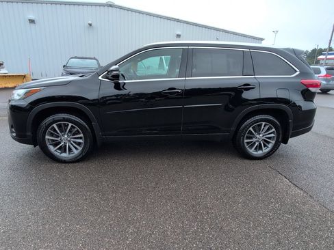 Used 2019 Toyota Highlander XLE AWD/4WD image 3