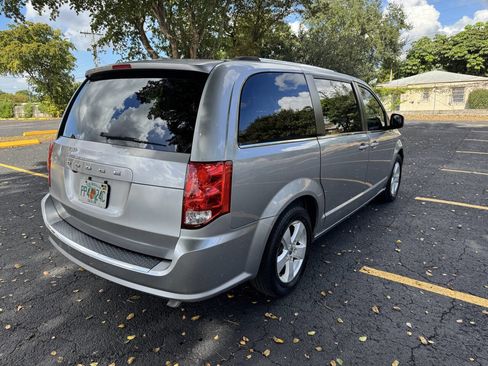 Used 2019 Dodge Grand Caravan SXT image 7