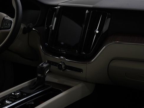 Used 2021 Volvo XC60 T5 Momentum w/ Premium Package image 13