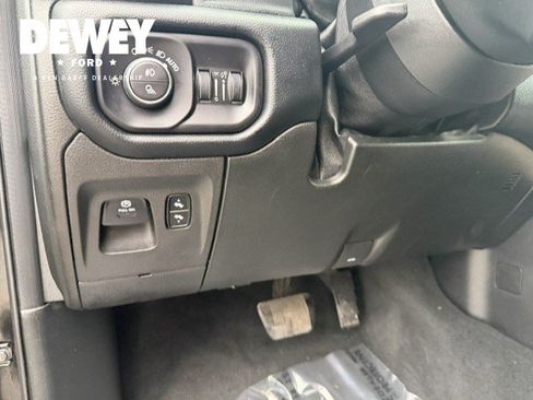 Used 2019 RAM 1500 Laramie AWD/4WD image 17