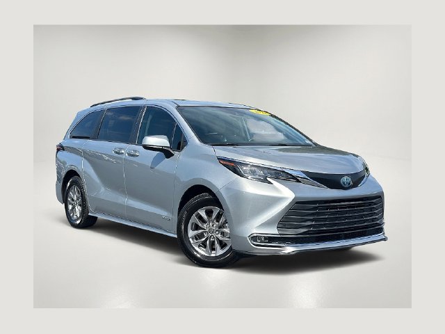 Used 2021 Toyota Sienna XLE FWD image 1