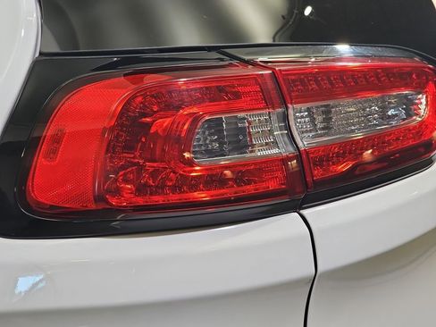 Used 2016 Jeep Cherokee Limited image 37