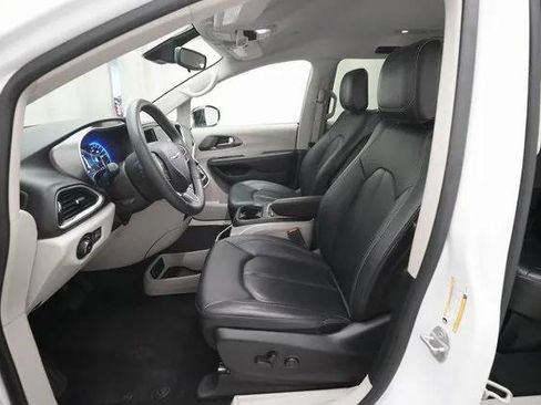 Certified 2024 Chrysler Pacifica Touring-L image 7