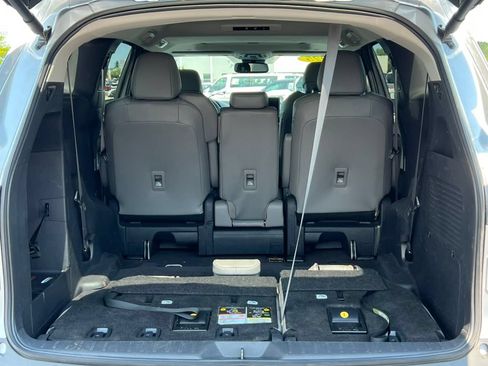 Used 2025 Toyota Sienna XLE FWD image 32
