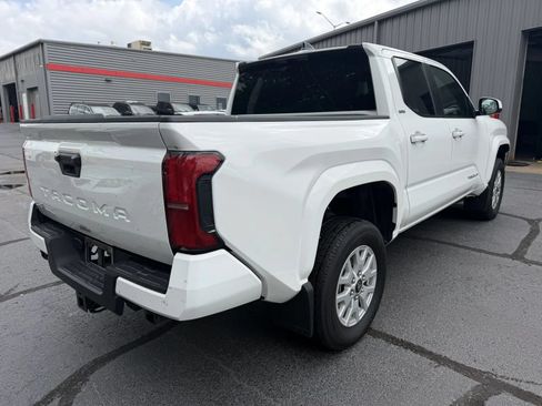 Used 2025 Toyota Tacoma SR5 AWD/4WD image 5