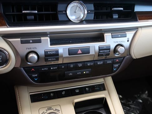 Used 2018 Lexus ES 350 350 w/ Luxury Package w/Wood Trim image 28