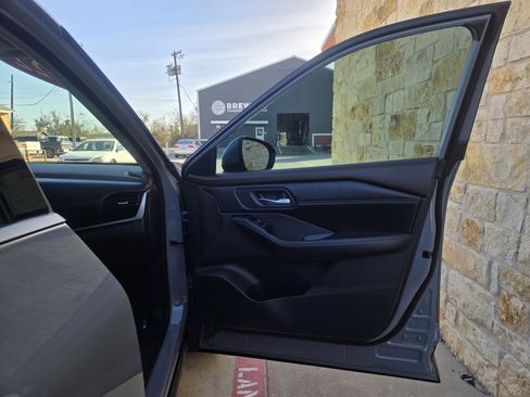 Used 2022 Nissan Rogue SL w/ SL Premium Package image 8