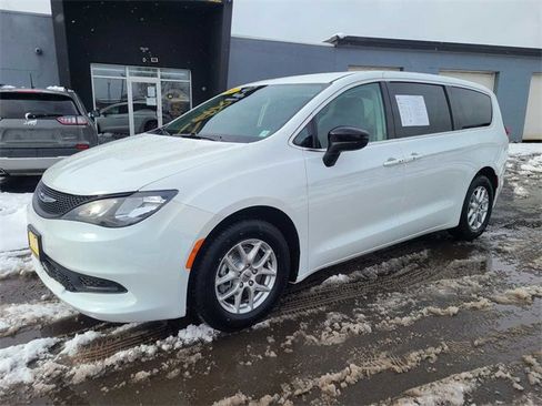 Used 2024 Chrysler Voyager LX image 2