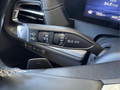 Used 2024 Chevrolet Traverse LT AWD/4WD image 16