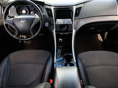 Used 2013 Hyundai Sonata SE w/ Navigation & Sunroof Pkg image 2