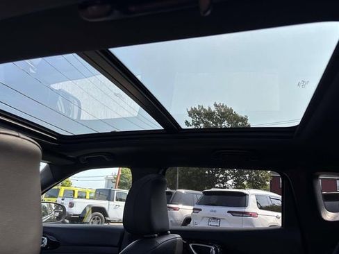 Certified 2024 Jeep Compass Limited w/ High Altitude Package image 11