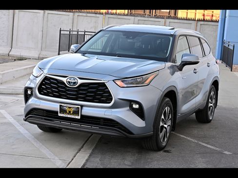 Used 2021 Toyota Highlander XLE AWD/4WD image 1