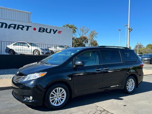 Used 2017 Toyota Sienna XLE image 2