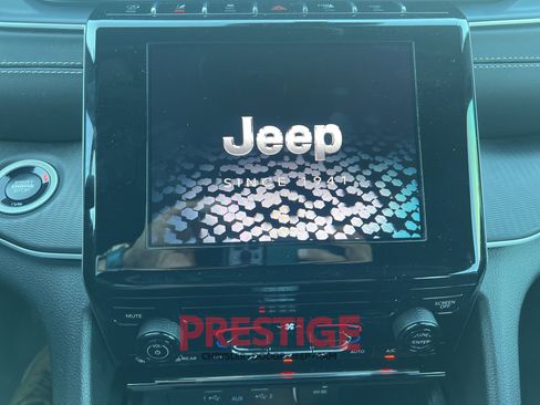 Used 2024 Jeep Grand Cherokee Laredo AWD/4WD image 34