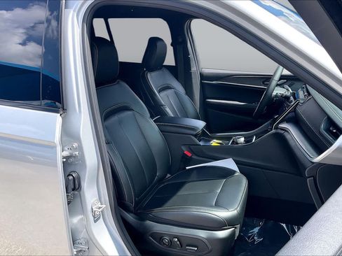 Used 2025 Jeep Grand Cherokee Limited w/ Black Appearance Package RWD image 8