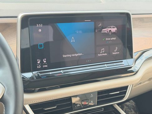 Used 2024 Volkswagen Atlas SE w/ Panoramic Sunroof Package AWD/4WD image 31