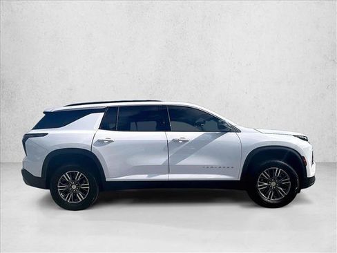 Used 2025 Chevrolet Traverse LT FWD image 5
