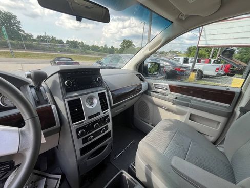 Used 2010 Chrysler Town & Country Touring FWD image 19