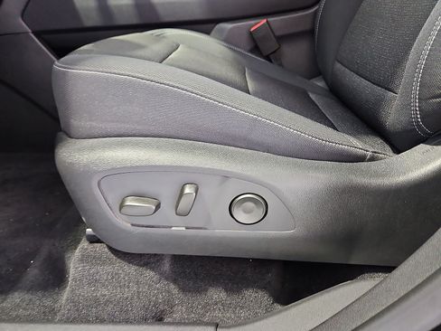 Used 2025 Chevrolet Traverse LT FWD image 17