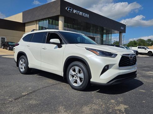 Used 2021 Toyota Highlander LE AWD/4WD image 1